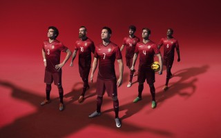 雷阿伦热火救命三分谁在替补席跳，雷阿伦热火救命三分穿的哪双鞋？